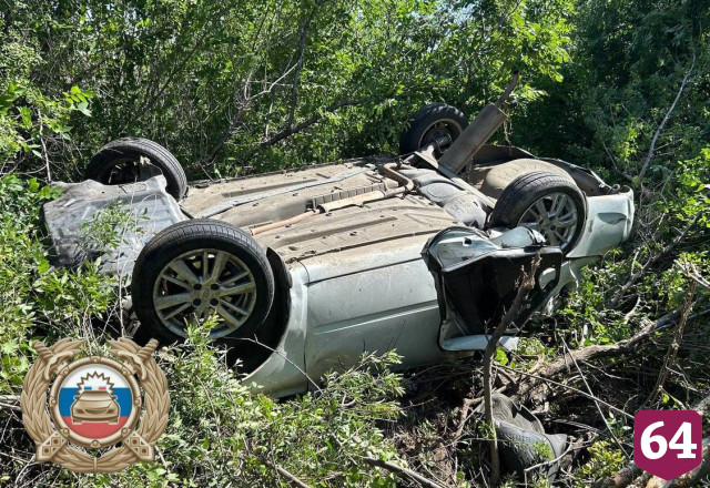 Под Саратовом мужчина погиб в перевернувшемся на крышу автомобиле