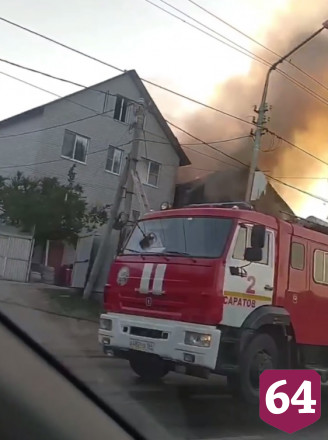 В Саратове 5 пожарных расчетов тушили частный дом
