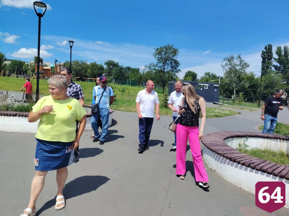 В Саратове проверят подрядчика сквера из-за некачественного ремонта
