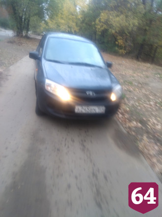 В Саратове автохамы ездят по тротуару и сигналят пешеходам