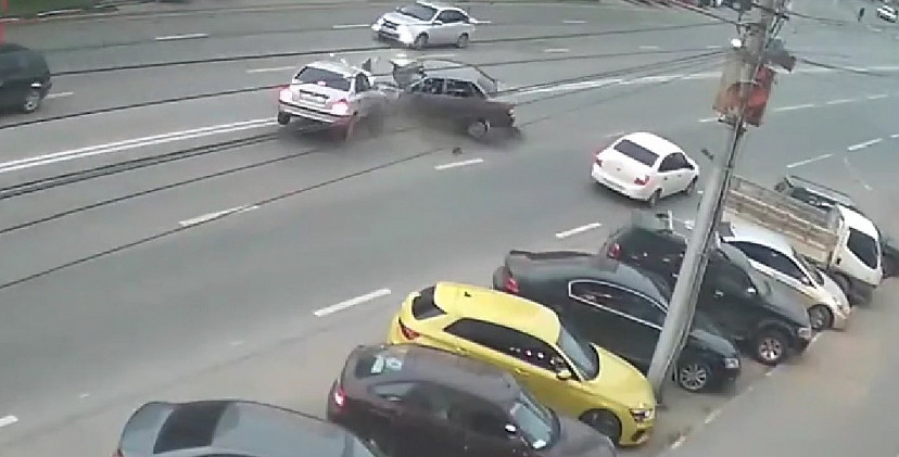 Появилось видео лобового столкновения в Саратове с двумя пострадавшими