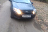 В Саратове автохамы ездят по тротуару и сигналят пешеходам