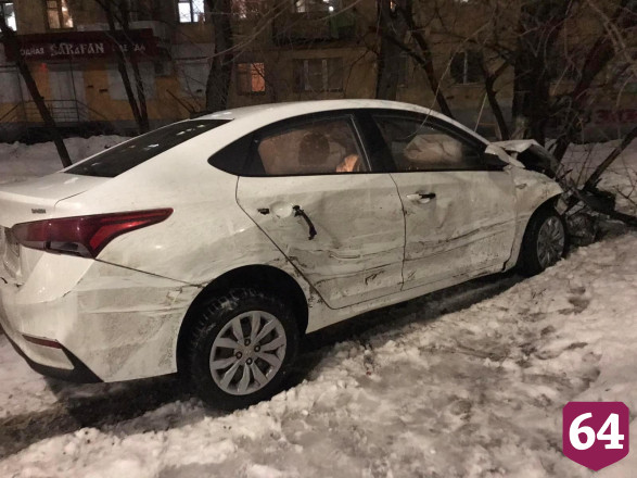 В Саратове водитель иномарки покалечился в ДТП с деревом