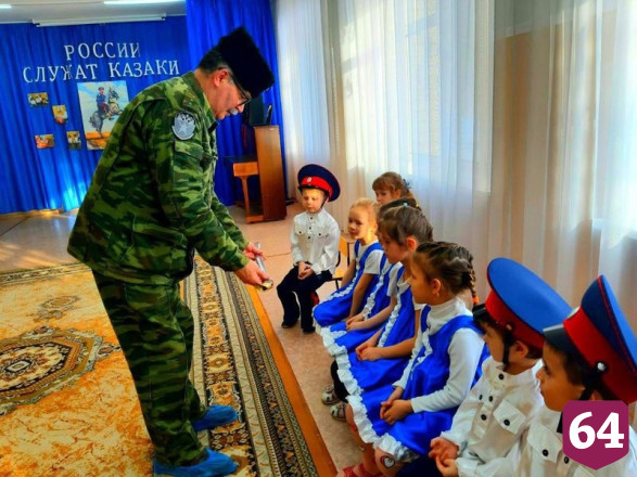 Потомков саратовских казаков учат владеть шашкой