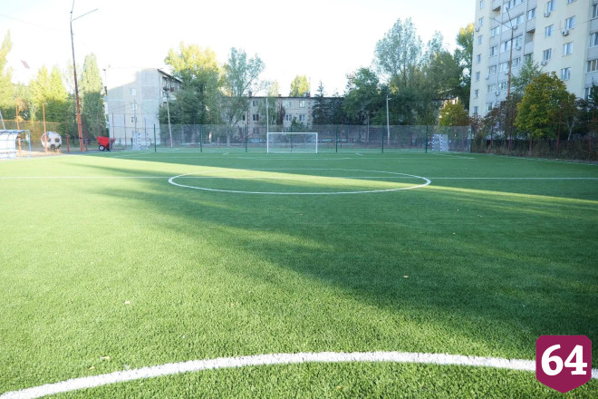 В Энгельсе для победителей футбольного турнира построили спортплощадку