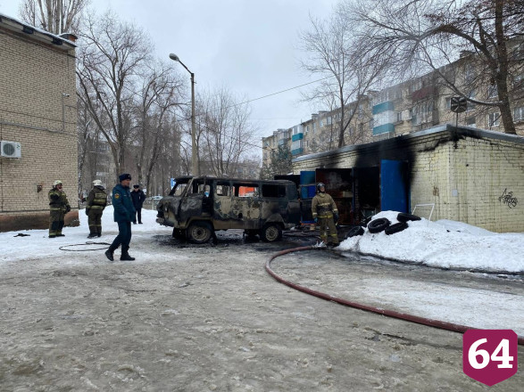 В гараже диспансера под Саратовом сгорел УАЗ