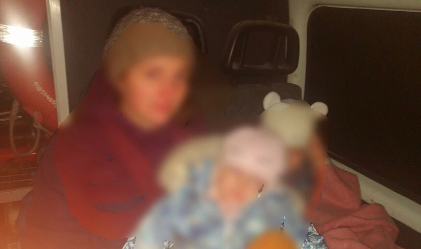 Под Саратовом спасли замерзающую мать с двумя детьми