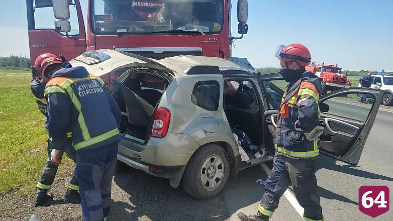 Число жертв автокатастрофы с фурой под Саратовом увеличилось до четырех