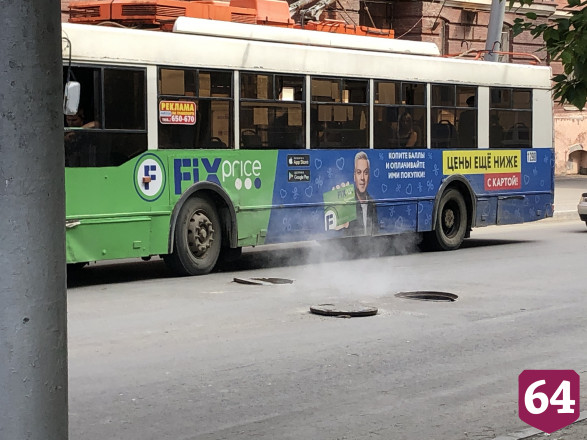 Парящий люк в центре Саратова мешает автомобилистам