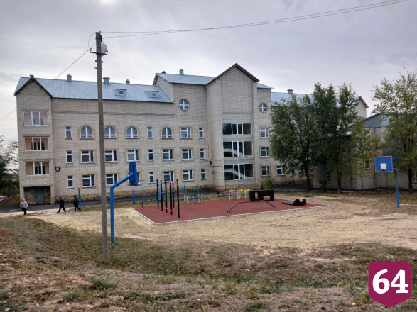 В саратовском поселке построили спортплощадку с окопом