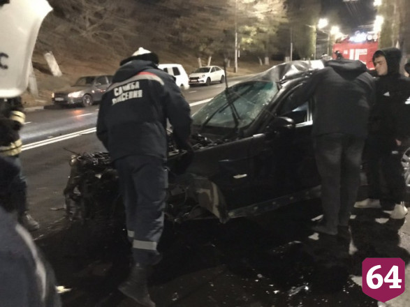 В Саратове 20-летний водитель разбил BMW о столб