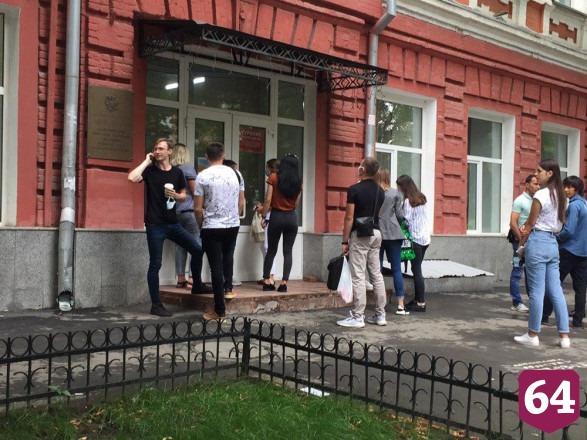Саратовская молодежь столпилась у здания университета без масок