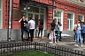 Саратовская молодежь столпилась у здания университета без масок