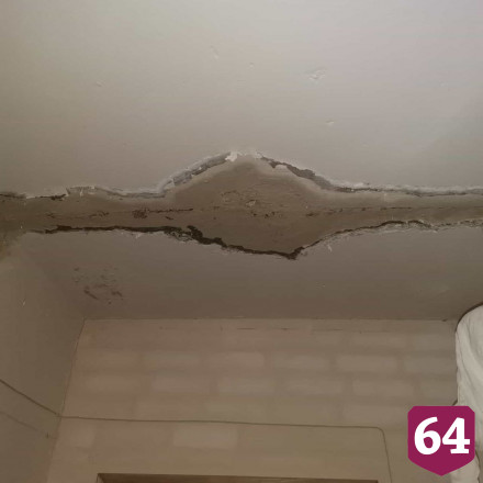 ГЖИ потребовала починить насмешившую жильцов крышу с детским бассейном