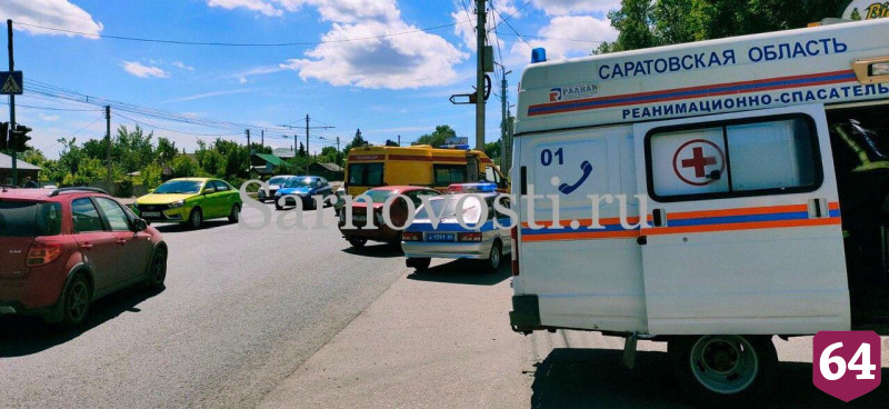 В аварии с грузовиком на Политехнической пострадала женщина с 3-летней дочерью