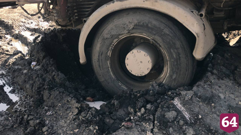В Саратове мусоровоз увяз в грязи 