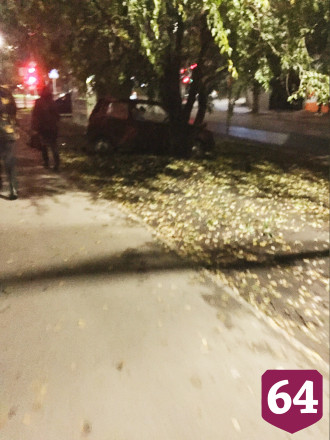 В Саратове брошенная малолитражка «вросла» в землю
