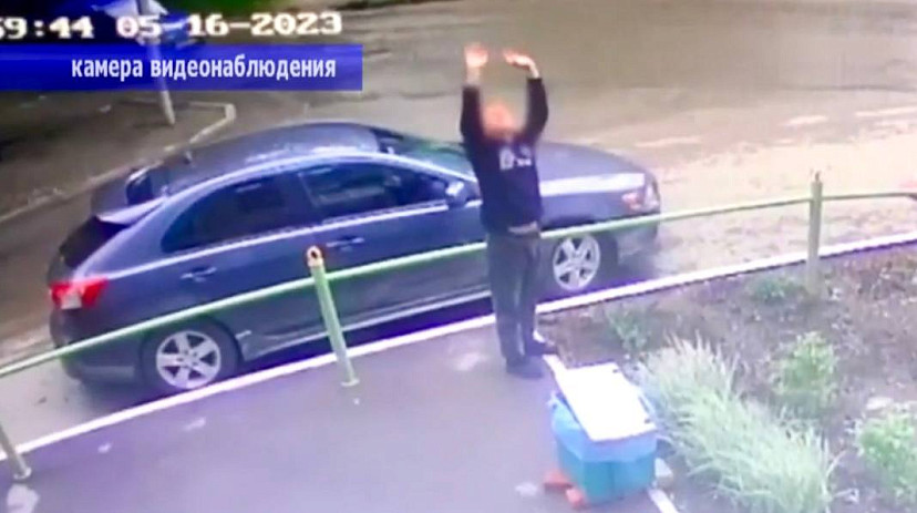 В Саратове пенсионерка сбросила курьеру мошенников деньги из окна