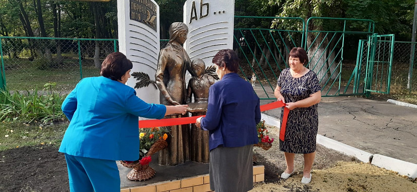 Под Саратовом повторно открыли памятник первой учительнице