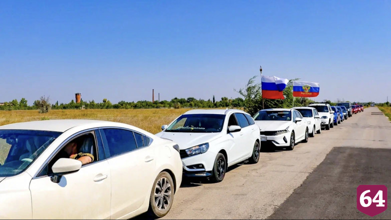 Под Саратовом в День государственного флага развернули 10-метровый триколор 