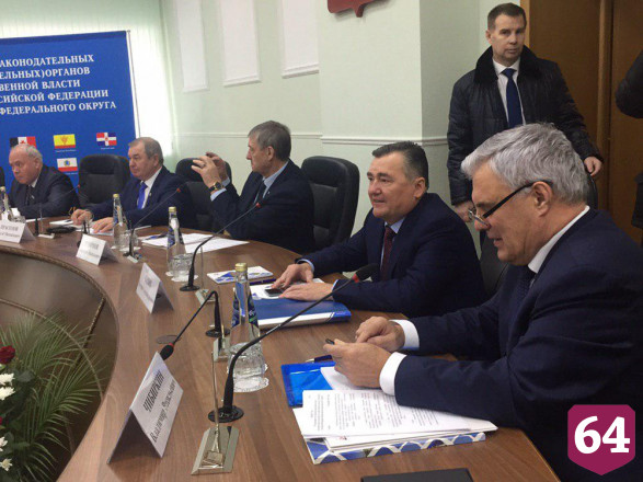 Полпред Комаров в Саратове обсудил с законодателями ПФО проблемы дольщиков