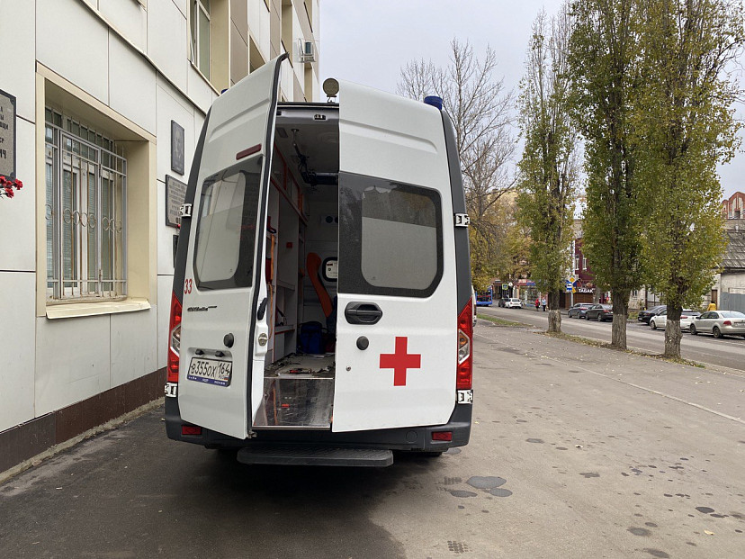 Жительницу Саратова избили у дома за покрашенную лавочку