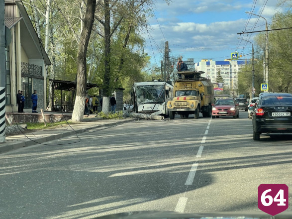 Две пассажирки травмировались при столкновении троллейбуса со столбом  