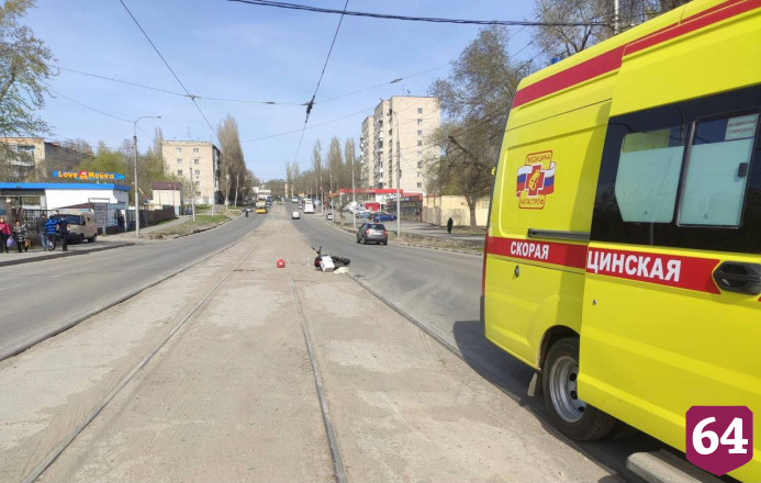 Несовершеннолетний байкер сбил женщину в Саратове
