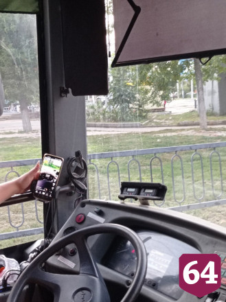 Водитель саратовского автобуса везла пассажиров под видеоролики