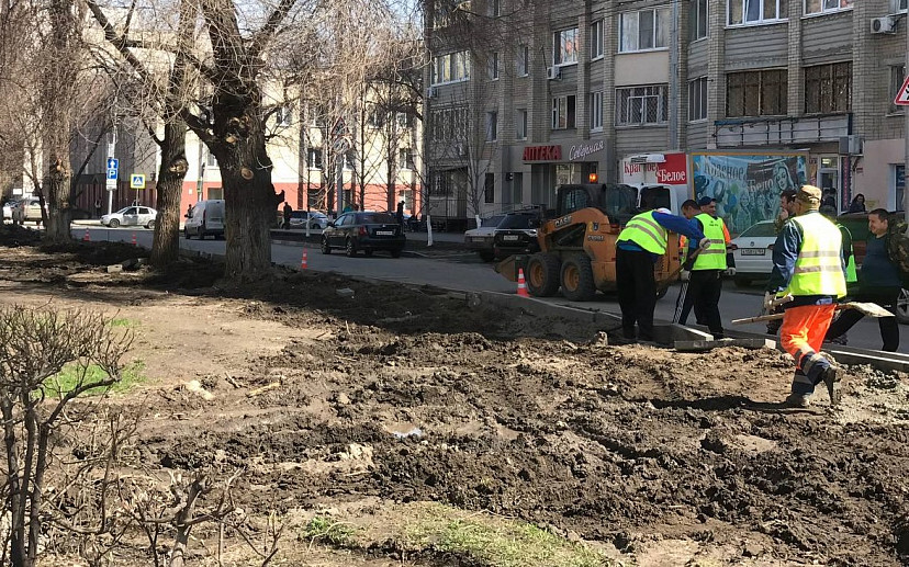 В Саратове продолжается реконструкция сквера на улице Рахова