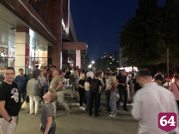 В центре Саратова собралась толпа без масок «с запахом коронавируса»