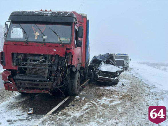 Два человека погибли в аварии с фурой на саратовской трассе