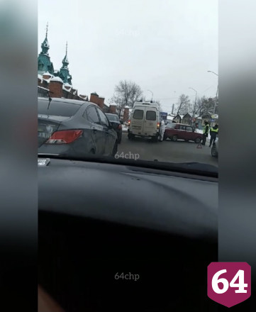 Легковушка протаранила «скорую помощь» у детской больницы