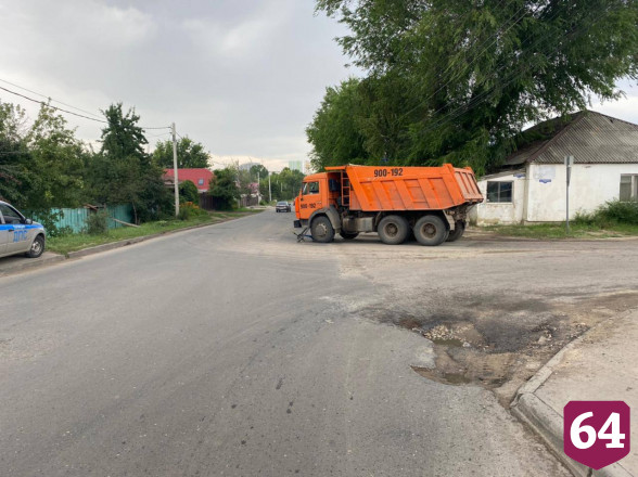 В Саратове грузовик сбил курьера «Самоката»