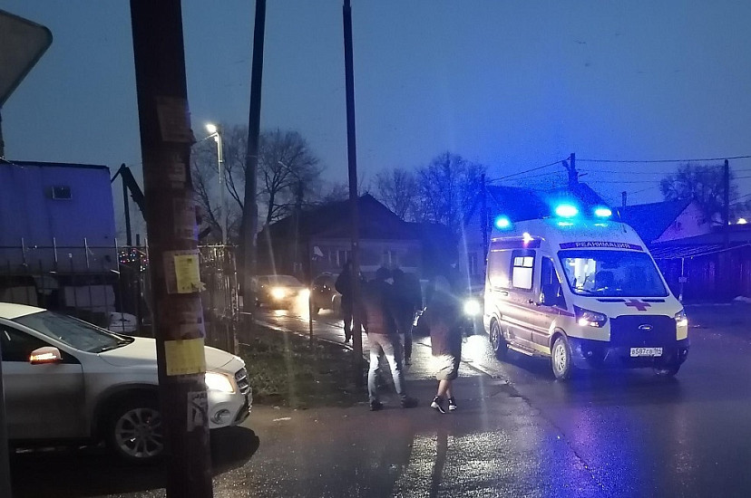 В Энгельсе под Mercedes попали женщина и 4-летняя девочка 