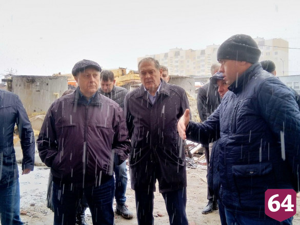Губернатор недоволен количеством каменщиков на строительстве спортивного объекта