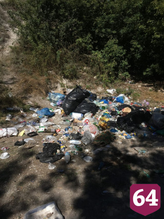 Туристы превращают утес Степана Разина в помойку