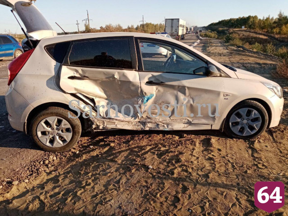 В аварии под Саратовом разбились двое водителей и девушка