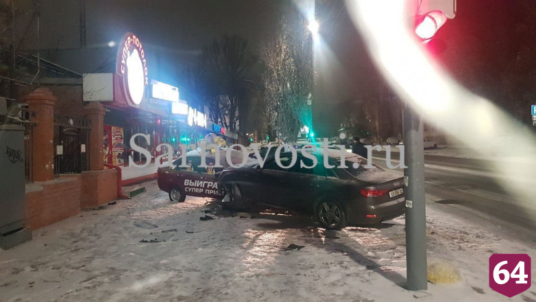 В Саратове иномарка протаранила подарочный автомобиль с бантом