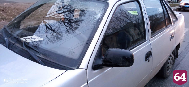 В Саратове автомобилист покалечил подростка на переходе