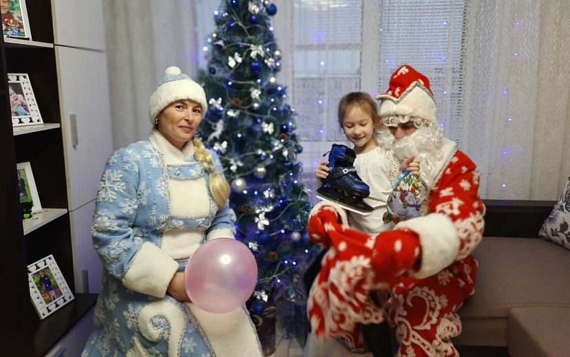Дед Мороз подарил коньки 7-летней саратовской девочке