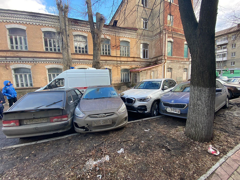 В Саратове женщина на BMW протаранила четыре машины