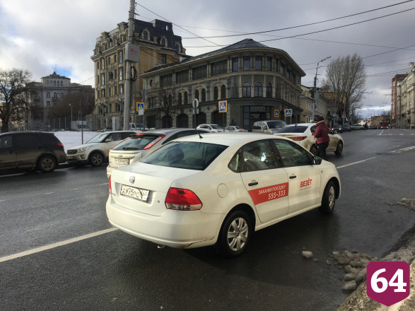Саратовского таксиста наказали за пассажира без маски 