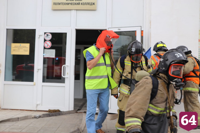 Пожарные эвакуировали людей из колледжа под Саратовом 