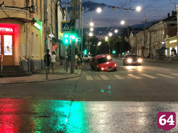 В центре Саратова семья на иномарке провалилась в яму 