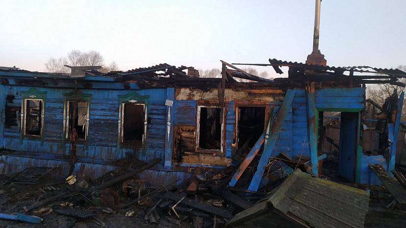 Сын не спас пожилую мать из охваченного огнем дома 