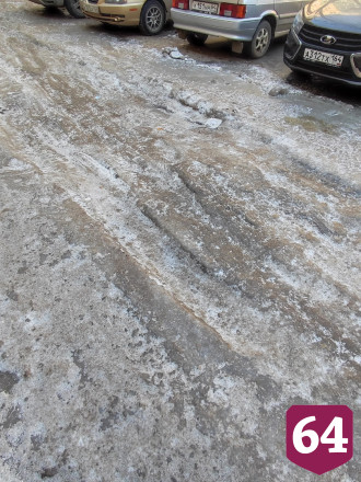 В Саратове двор превратился в каток из-за коммунальной аварии