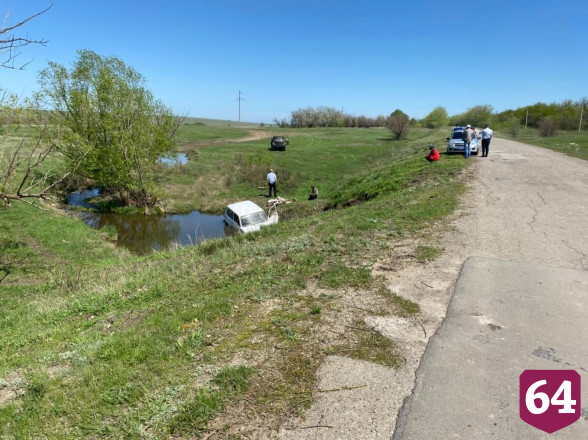 Под Саратовом водитель опрокинул внедорожник в воду