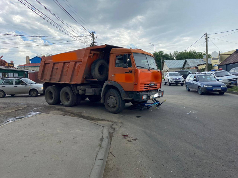 В Саратове грузовик сбил курьера «Самоката»