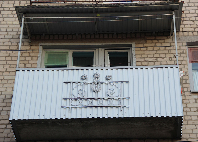 Саратовцы гадают о судьбе решетки на балконе в центре Саратова